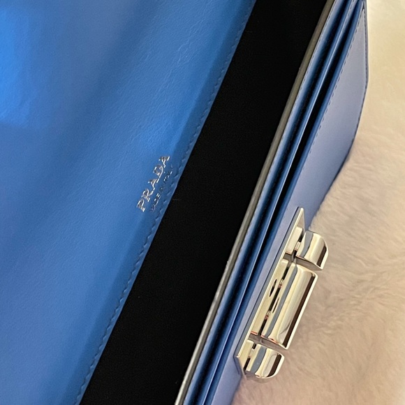 Prada - Picture 5 of 9